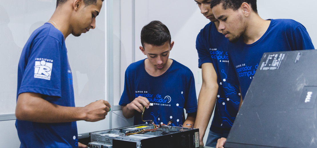 Alunos trabalham com um computador durante o curso de operador de computador do Ramacrisna.